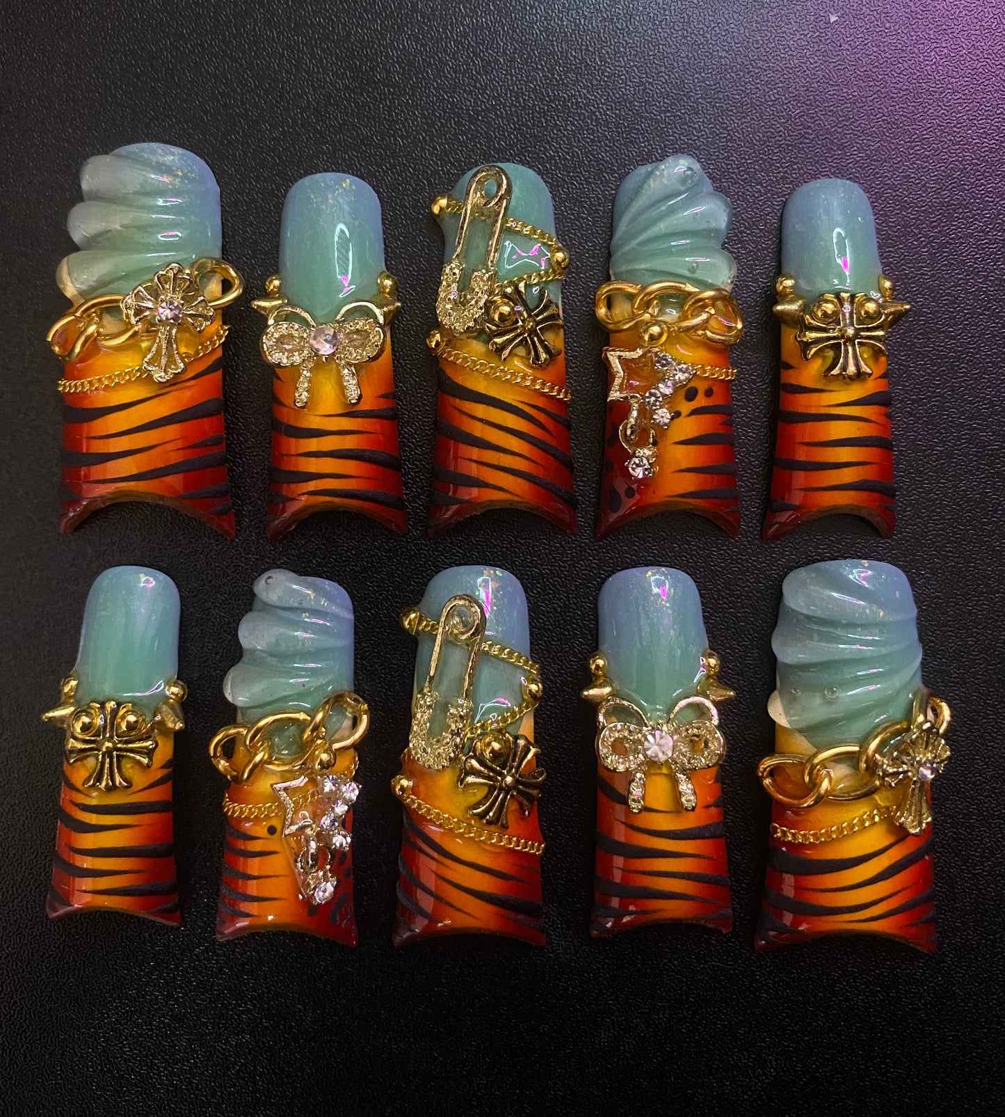 Frost Tiger | Press on nails